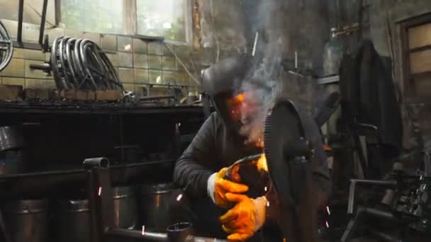 Worker Protective Mask Welding Metal Construction Industrial Production Man Welding — Stock Video