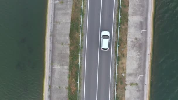 Vista Superior Los Paseos Coche Blanco Través Ruta Presa Suv — Vídeo de stock