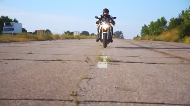 Uomo Casco Guida Potente Moto Sportiva Autostrada Motociclista Eccesso Velocità — Video Stock