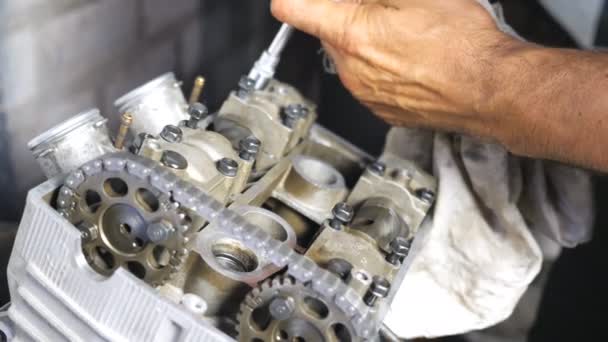 Sluiten Van Gedemonteerde Motorfiets Professionele Monteur Reparatie Motor Met Behulp — Stockvideo