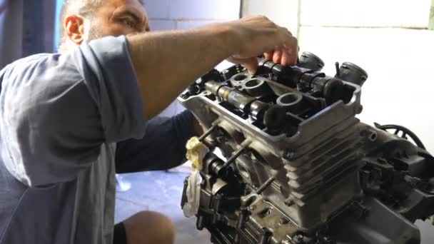 Profesionální Mechanik Opravující Motor Nějakého Vozidla Auto Master Upevnění Motocyklového — Stock video