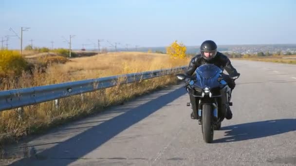 Jovem Montando Moderna Moto Esportiva Rodovia Outono Motociclista Correndo Sua — Vídeo de Stock