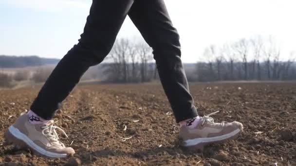 Female Feet Small Kid Goes Dry Ground Ploughed Meadow Sunny — Stock video