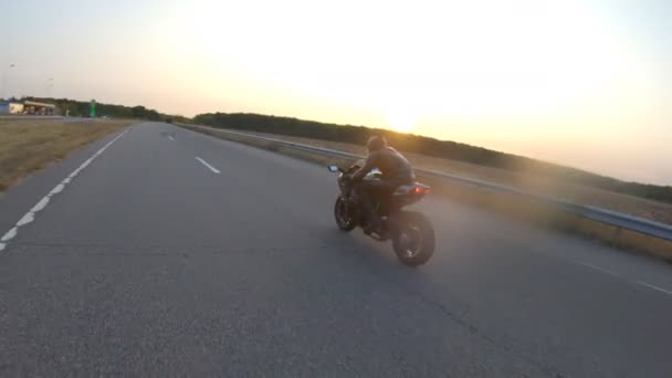 Seguire Biker Equitazione Moto Sportive Moderne Strada Campagna Tramonto Motociclista — Video Stock