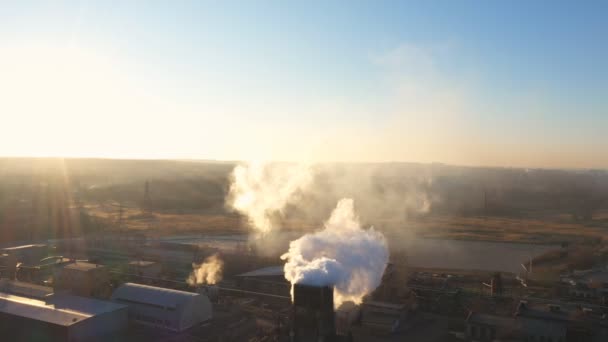 Słup Widokiem Powietrza Dymu Emitowanego Przez Rury Instalacyjne Dron Latający — Wideo stockowe