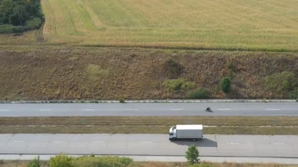Zdjęcie Lotnicze Ciężarówki Przyczepą Towarową Jadącą Drogach Przewożącą Towary Latanie — Wideo stockowe