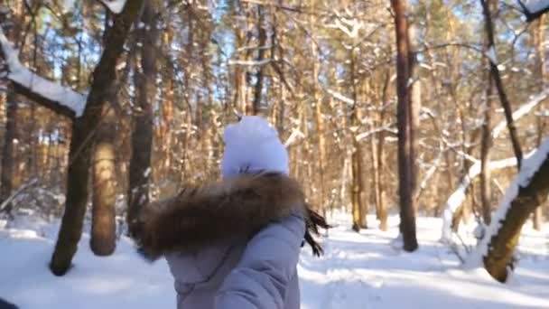 Flicka Hålla Manlig Hand Och Kör Genom Snöig Skog Kall — Stockvideo