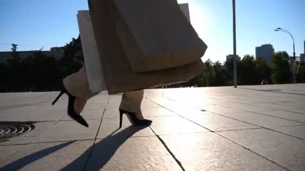 Modna Kobieta Niesie Papierowe Paczki Spacerując Ulicą Miejską Piękna Młoda — Wideo stockowe