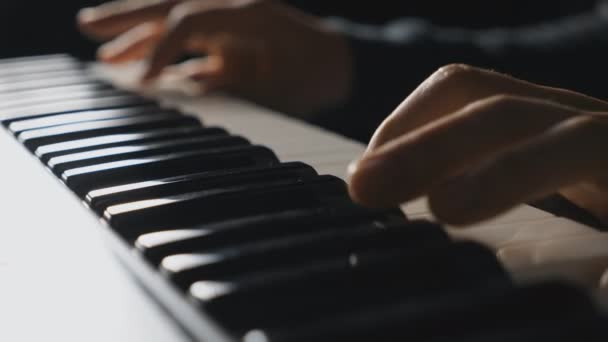 Close Fingers Pianist Pressing Synthesizer Keys Hands Man Plays Solo — Videoclip de stoc