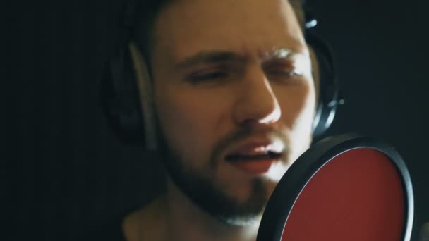 Ritratto Giovane Cantante Che Canta Studio Sonoro Bell Uomo Che — Video Stock