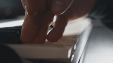 Parmaklar synthesizer tuşlarına basarak piyanist. Ses Studio'da çalışmak. Erkek piyano çalan eller. Yan görünümü ağır çekim yakın çekim.