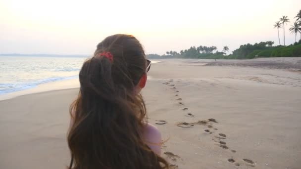 男性の手を握り 海の近くの熱帯エキゾチックなビーチで走っている女の子 若い女性のショットに従ってください 彼女のボーイフレンドを海岸に引っ張って夏休みや休日 ポブスローモーション — ストック動画