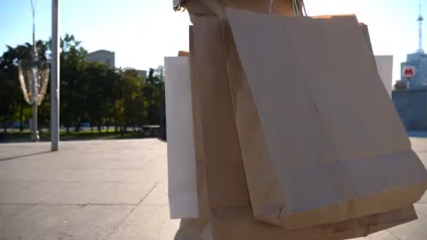 Νεαρή Γυναίκα Κρατά Τσάντες Για Ψώνια Περπατώντας Στο Πεζοδρόμιο Μετά — Αρχείο Βίντεο