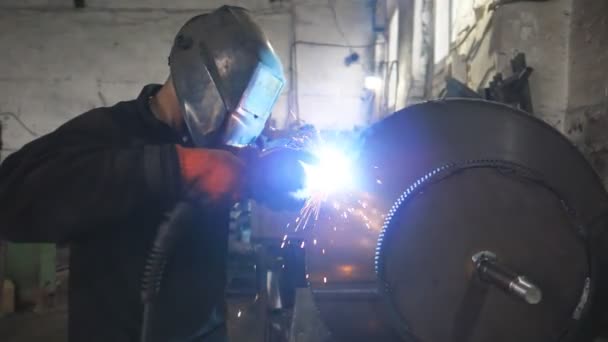 Worker Protective Mask Welding Metal Construction Industrial Production Welder Doing — Stock Video