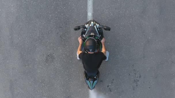 Widok Góry Motocyklista Wykonujący Wypalenie Opony Dużą Ilością Dymu Koło — Wideo stockowe