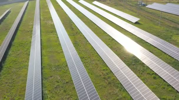 Rijen Van Zonnepanelen Geïnstalleerd Het Veld Luchtopname Van Zonnecentrales Die — Stockvideo