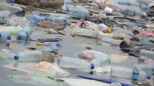 Contaminación Ambiental Botellas Plástico Bolsas Basura Río Lago Basura Contaminación — Vídeos de Stock