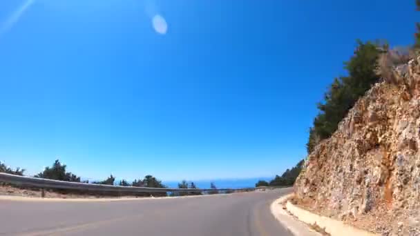 カーブとトンネルを持つ山道を走行する車の視点 晴れた夏の日に蛇行ルートに乗る 岩を背景に美しい風景 旅行のコンセプト タイムラプスポブ — ストック動画