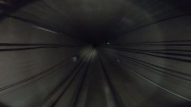 Metro treninin ışık hızına doğru ilerlemesi. Modern şehrin tünelinde hızlı bir yeraltı treni. Demiryolu kulübesinden bakış açısı. İş seyahati kavramı. Zaman Çizelgesi Pov