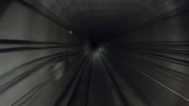 Karanlık tünelde hareket eden metro treninin zaman atlamalı. Modern şehrin bir tünelde hızlı tren sürme. Demiryolu kabininden bakış açısı. Sabah gidip gelme kavramı. Timelapse Pov
