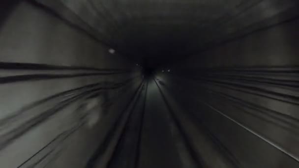 Čas Vlaku Metra Pohyboval Tmavém Tunelu Rychlá Jízda Podzemí Vlaku — Stock video