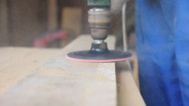 Närbild Träbearbetningsverktyg Handen Yrkesarbetare Oigenkännlig Snickare Arbetar Verkstad Bearbetning Trä — Stockvideo