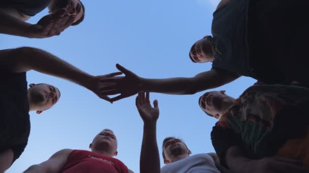 Jovens Atletas Juntando Mãos Unidade Grupo Melhores Amigos Colocando Seus — Vídeo de Stock