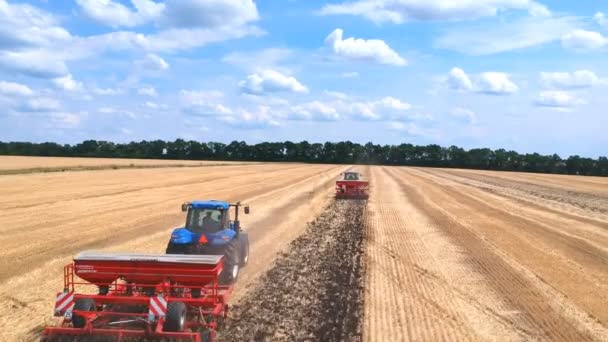 地面を耕すトラクターの空中ビュー 畑で働く農業機械 背景に美しい田園風景 農地で農作物を蒔く 農業の概念 — ストック動画
