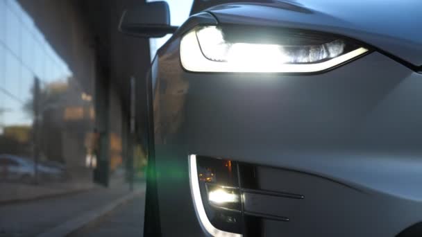 Primer Plano Los Faros Del Coche Moderno Cambio Luces Delanteras — Vídeos de Stock