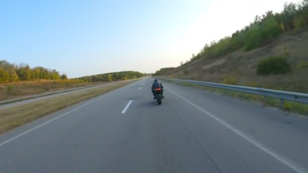 Följ Med Till Motorcyklisten Modern Sportmotorcykel Motorvägen Cyklisten Tävlar Sin — Stockvideo