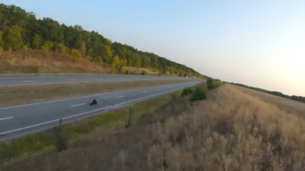 Légi Felvétel Motorosokról Akik Modern Sport Motorkerékpáron Utaznak Őszi Autópályán — Stock videók