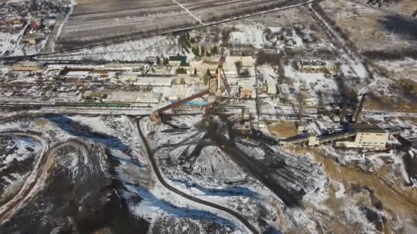 在冬季对工厂进行空中拍摄 以提取化石 无人机飞越了工业矿山的矿坑生态与环境污染问题 生产和制造的概念 — 图库视频影像