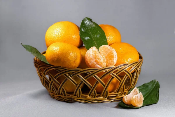 Juicy Tangerines Green Leaves Wooden Basket Home Gardening — Stock Photo, Image