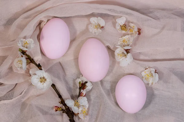 Vrolijk Pasen Paaseieren Een Delicate Roze Achtergrond Met Bloemen Minimalistische Stockfoto
