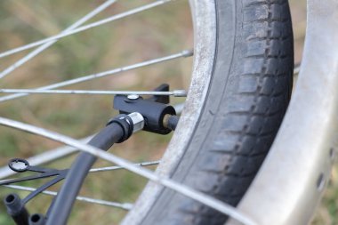 Bisiklet lastiği şişirme vanasına yakın çekim. Direksiyona bağlı pompa vanası..