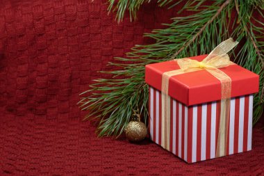 Çam dalı, kırmızı hediye kutusu ve Noel süslemeleri olan yeni yıl kompozisyonu..