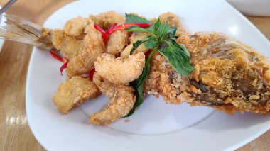 Kızarmış balık, beyaz bir tabakta parçalanmış, Tayland yemeği, yemesi kolay..