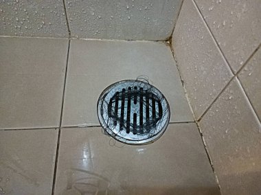 Banyonun döşemesinde boruyu koyan tüyler var..