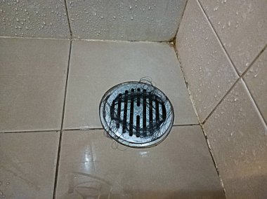 Odak noktası banyonun kanalizasyon borusuna sıkışan saçlar..