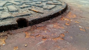 Lağımın yanındaki yerde pas var..