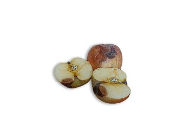 Beyaz arka planda çürük elmaların et ve meyve görünümü