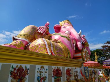 Chachoengsao Tayland 28 Şubat 2022: Saman Rattanaram Tapınağında büyük pembe Ganesha Buda heykeli
