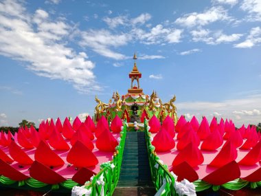 Chachoengsao Tayland Ocak 132022: Gökyüzünün ortasında Buda heykeli ve Saman Rattanaram Tapınağında bulutlar