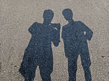 Sokaktaki insanların gölgelerine odaklan.