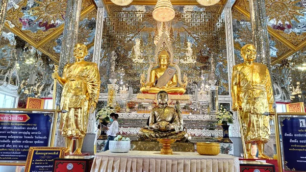 Chachoengsao Thajsko Březen 142022 Zlatý Buddha Socha Kapli Zrcadlového Odrazu — Stock fotografie