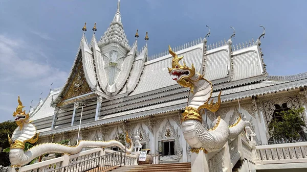 Chachoengsao Thajsko Březen 142022 Bílý Kostel Naga Vchodu Jasná Obloha — Stock fotografie