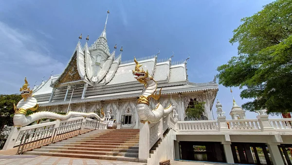 Chachoengsao Tailândia Março 142022 Igreja Branca Feita Com Vidro Refletindo — Fotografia de Stock