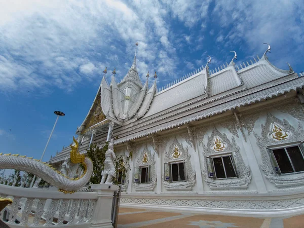 Capilla Blanca Cielo Fresco Con Hermosas Nubes Nombre Wat Wirachot —  Fotos de Stock