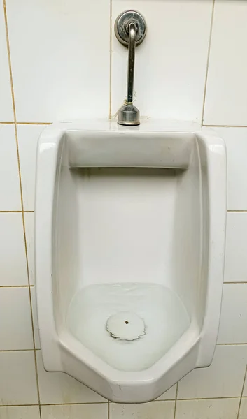 Das Männliche Pissoir Ist Beschädigt Die Flut Steht Nicht Zur — Stockfoto