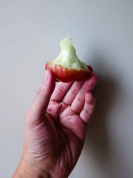 Mão Segurando Fruto Maçã Rosa Comestível — Fotografia de Stock